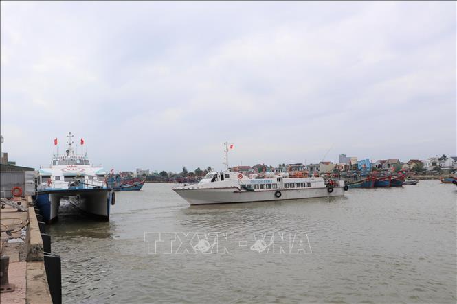 Trong ảnh: Tàu siêu tốc rời đất liền chở hành khách về đảo Lý Sơn đón Tết. Ảnh: Đinh Hương – TTXVN tại Quảng Ngãi