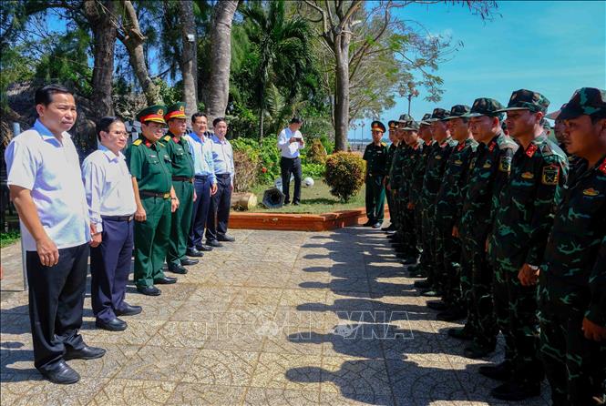 Trong ảnh: Bí thư Thành ủy Cần Thơ Lê Quang Mạnh, Chủ tịch UBND thành phố Trần Việt Trường chúc Tết, động viên cán bộ, chiến sĩ làm công tác chuẩn bị bắn pháo hoa tầm cao ở khu vực cầu đi bộ Ninh Kiều. Ảnh: Thanh Liêm – TTXVN