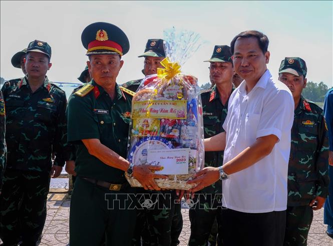 Trong ảnh: Bí thư Thành ủy Cần Thơ Lê Quang Mạnh tặng quà Tết cho cán bộ, chiến sĩ làm công tác chuẩn bị bắn pháo hoa tầm cao ở khu vực cầu đi bộ Ninh Kiều. Ảnh: Thanh Liêm – TTXVN