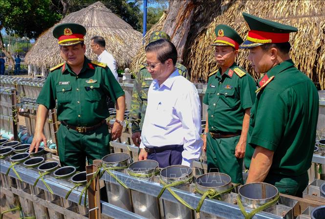Trong ảnh:Chủ tịch UBND TP. Cần Thơ Trần Việt Trường kiểm tra công tác chuẩn bị pháo hoa. Ảnh: Thanh Liêm – TTXVN