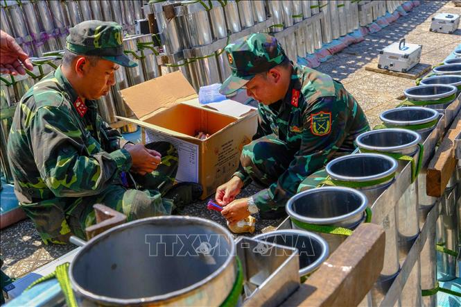 Trong ảnh:Trận địa pháo hoa ở khu vực cầu đi bộ Ninh Kiều đã hoàn tất các khâu cuối cùng vào sáng 30 Tết. Ảnh: Thanh Liêm – TTXVN
