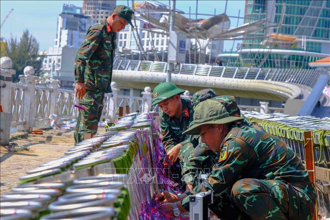 Trong ảnh:Điểm bắn pháo hoa tầm cao ở khu vực cầu đi bộ Ninh Kiều sẵn sàng phục vụ người dân ngắm pháo hoa vào giao thừa Tết Quý Mão 2023. Ảnh: Thanh Liêm - TTXVN