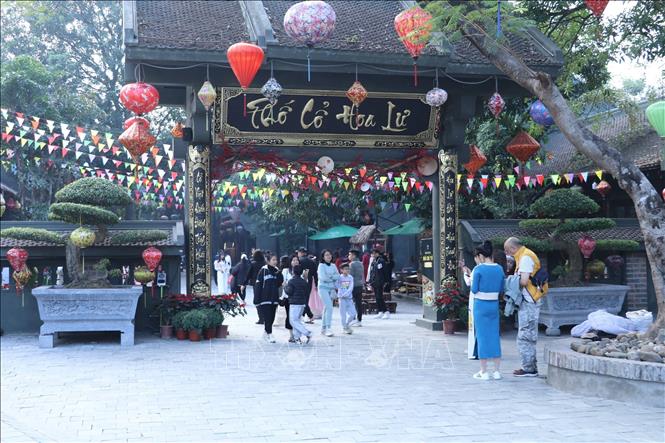 Trong ảnh: Phố cổ Hoa Lư tại thành phố Ninh Bình – một điểm du lịch thu hút đông du khách dịp Tết. Ảnh: Đức Phương - TTXVN