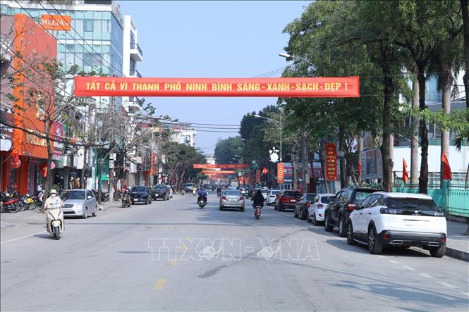 Trong ảnh: Thành phố Ninh Bình tăng cường chỉnh trang đô thị phục vụ nhân dân vui Xuân, đón Tết. Ảnh: Đức Phương - TTXVN