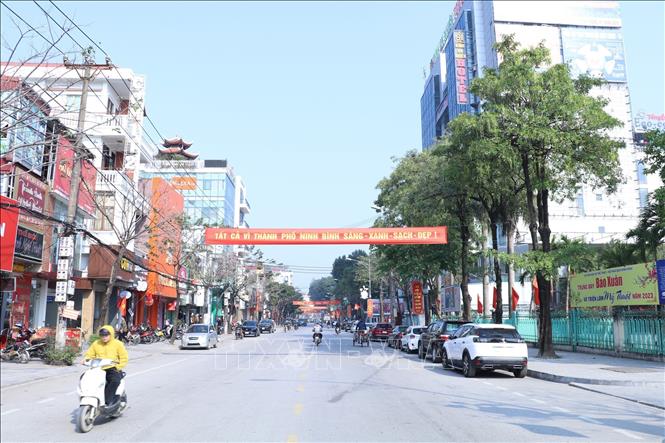 Trong ảnh: Thành phố Ninh Bình tăng cường chỉnh trang đô thị phục vụ nhân dân vui Xuân, đón Tết. Ảnh: Đức Phương - TTXVN