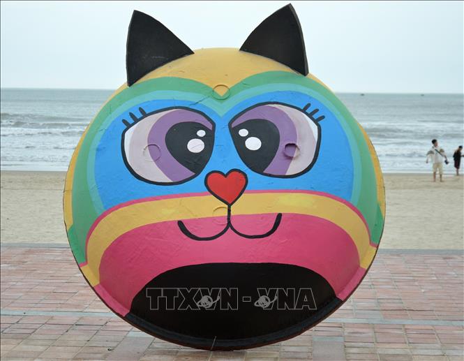 Trong ảnh: Mỗi chiếc thuyền thúng đều được trang trí nhiều màu sắc, biểu cảm khác nhau của các “linh vật mèo”. Ảnh: Quốc Dũng - TTXVN