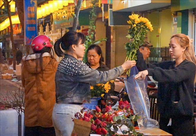 Trong ảnh: Người mua, bán chiều 30 Tết ở chợ hoa Hàng Lược. Ảnh: Khánh Hoà - TTXVN