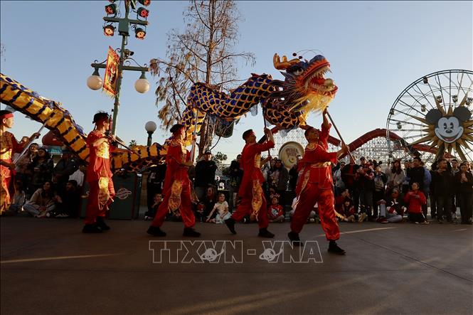 Người dân tham gia lễ diễu  hành chào đón Tết Nguyên đán tại Anaheim, California, Mỹ, ngày 20/1/2023. Ảnh: THX/TTXVN