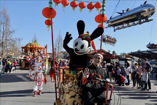 Người dân tham gia lễ diễu  hành chào đón Tết Nguyên đán tại Anaheim, California, Mỹ, ngày 20/1/2023. Ảnh: THX/TTXVN