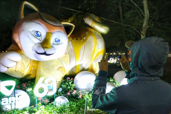 Trong ảnh: Người dân chụp ảnh lưu niệm tại khu vực Hồ Gươm. Ảnh: Tuấn Đức - TTXVN