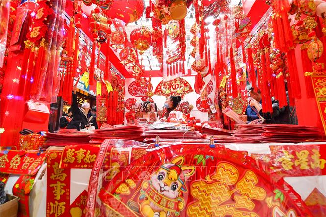 Người dân chọn mua đồ trang trí Tết tại tỉnh Cát Lâm, Trung Quốc, ngày 19/1/2023. Ảnh: THX/TTXVN