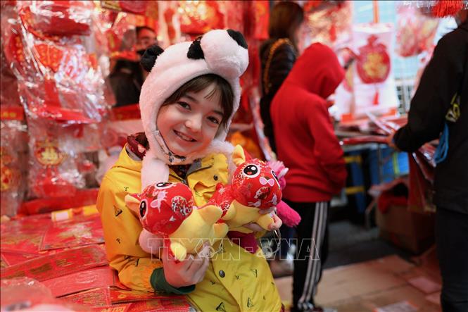 Khách hàng mua đồ trang trí Tết tại Chinatown, San Francisco, Mỹ. Ảnh: THX/TTXVN