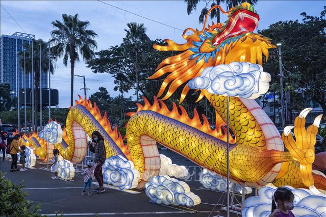 Đèn lồng được thắp sáng rực rỡ đón Tết Nguyên đán tại Nam Tangerang, Indonesia. Ảnh: THX/ TTXVN