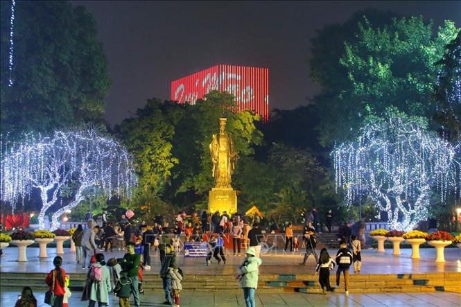 Trong ảnh:Khu vực tượng đài Lý Thái Tổ nhộn nhịp người dân. Ảnh: Tuấn Đức - TTXVN