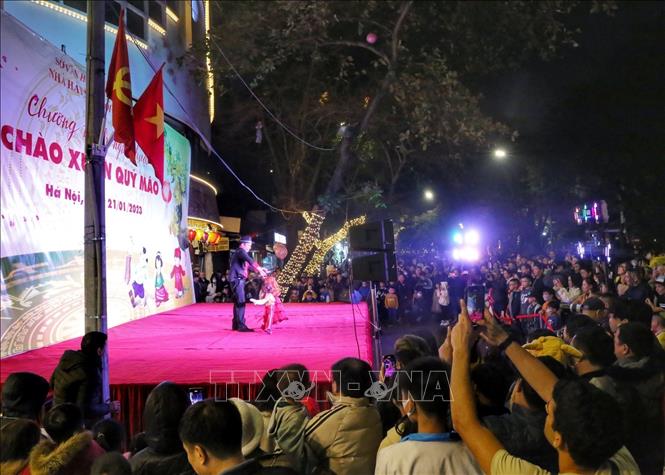 Trong ảnh:Tiết mục văn nghệ chào Xuân Quý Mão 2023 tại khu vực Hồ Gươm. Ảnh: Tuấn Đức - TTXVN