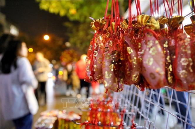 Trong ảnh:Các túi muối lấy may đầu năm được chuẩn bị sẵn. Ảnh: Tuấn Đức - TTXVN