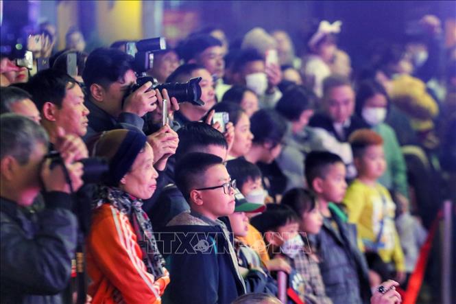 Trong ảnh:Đông đảo người dân Thủ đô theo dõi các tiết mục văn nghệ chào Xuân Quý Mão 2023 tại Hồ Gươm. Ảnh: Tuấn Đức - TTXVN
