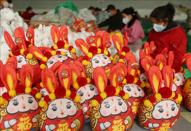 Đồ trang trí hình con thỏ được bày bán tại một cửa hàng ở tỉnh Sơn Đông, Trung Quốc. Ảnh: THX/TTXVN