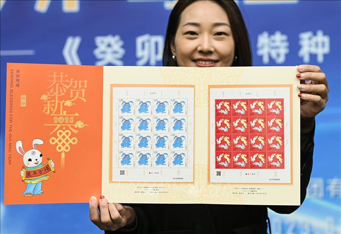 Bộ tem hình con Thỏ chào đón Tết Nguyên đán 2023  được giới thiệu tại Bắc Kinh, Trung Quốc. Ảnh: THX/TTXVN