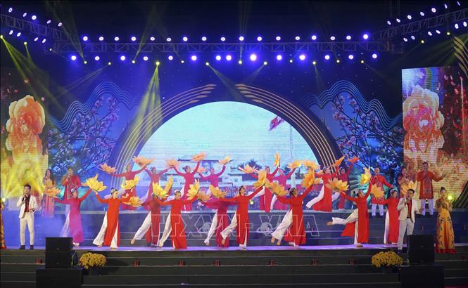 Trong ảnh: Chương trình nghệ thuật chào đón Xuân Quý Mão 2023 tại thành phố Điện Biên Phủ. Ảnh: Xuân Tư - TTXVN