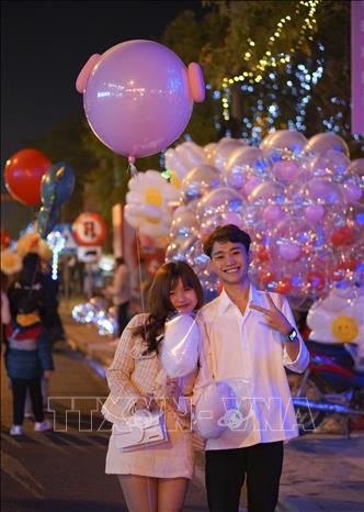 Trong ảnh: Giới trẻ ra đường chào đón năm mới. Ảnh: Xuân Tư – TTXVN