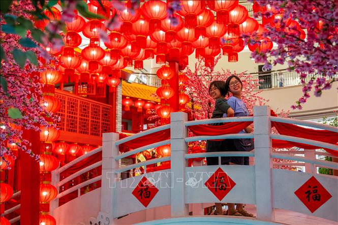 Người dân du xuân mừng Tết Nguyên đán Quý Mão 2023 tại Kuala Lumpur, Malaysia ngày 18/1/2023. Ảnh: THX/TTXVN