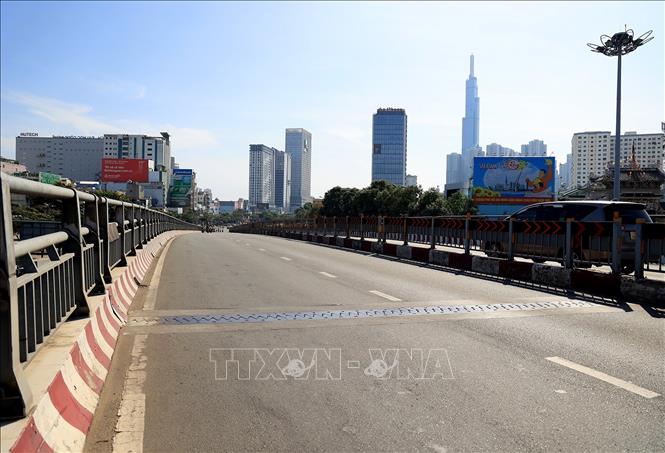 Cầu vượt Hàng Xanh (quận Bình Thạnh) sáng mùng 1 năm mới Quý Mão 2023 vắng lặng, khác hẳn ngày thường. Ảnh: Hồng Đạt - TTXVN
