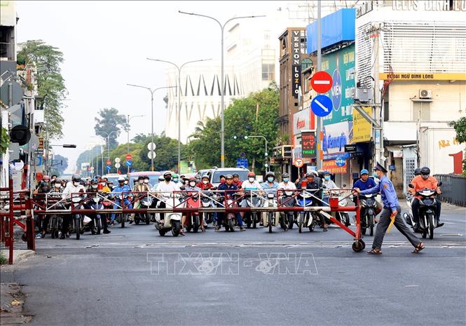 Sáng mùng 1 Tết, khu vực nội thành xe cộ khá đông đúc do người dân du xuân, xuất hành đầu năm. Ảnh: Hồng Đạt - TTXVN
