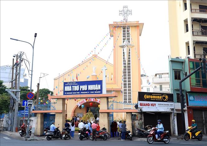 Giáo dân đi lễ ngày đầu năm mới Quý Mão tại Nhà thờ Phú Nhuận. Ảnh: Hồng Đạt - TTXVN
