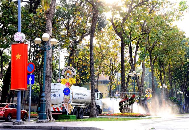 Xe bồn tưới cây khu vực trung tâm Thành phố Hồ Chí Minh. Ảnh: Hồng Đạt - TTXVN
