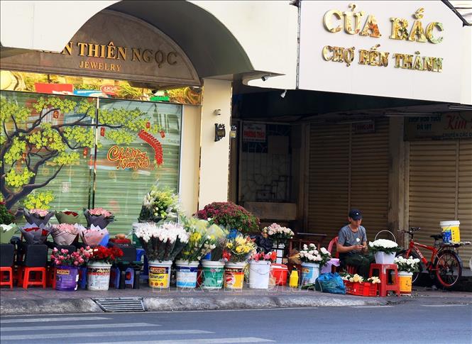 Một quầy bán hoa ở cửa Bắc chợ Bến Thành sáng sớm mùng 1 Tết. Ảnh: Hồng Đạt - TTXVN
