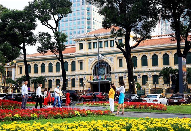 Khuôn viên trước Bưu điện Trung tâm Thành phố, sáng mùng 1 Tết. Ảnh: Hồng Đạt - TTXVN
