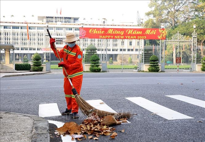 Công nhân vệ sinh đường phố trước Dinh Thống Nhất, sáng mùng 1 Tết. Ảnh: Hồng Đạt - TTXVN
