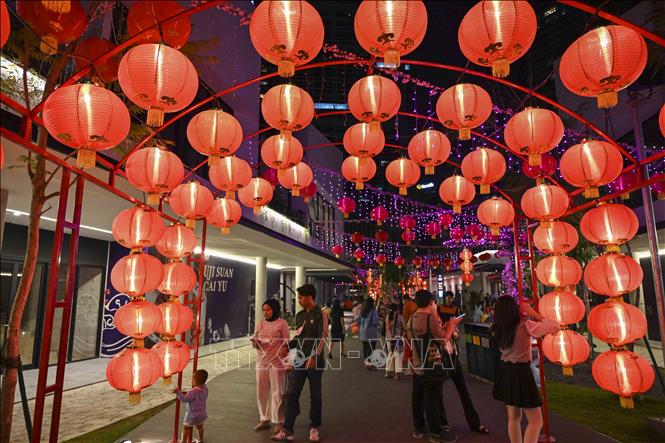 Trang hoàng đường phố đón mừng Tết Nguyên đán Quý Mão 2023 tại Jakarta, Indonesia, ngày 21/1/2023. Ảnh: THX/TTXVN