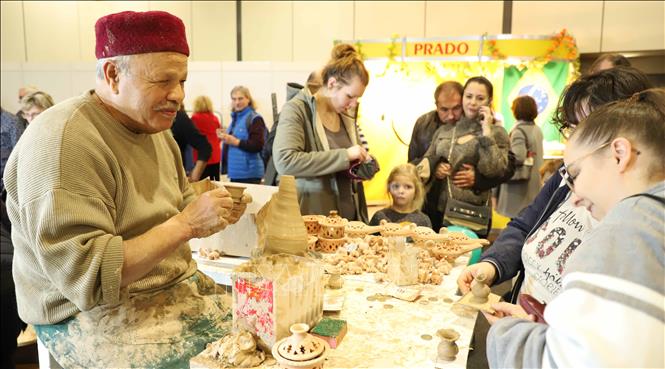 Một nghệ nhân nặn nghệ thuật tại Hội chợ Tuần lễ Xanh Berlin ngày 21/1/2023. Ảnh: Mạnh Hùng - PV TTXVN tại Đức