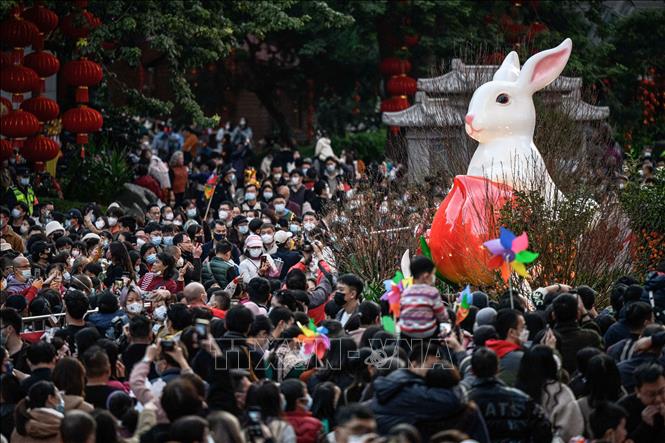 Du khách thăm quan hội chợ hoa truyền thống nhân dịp Năm mới Quý Mão 2023 tại Quảng Châu, thủ phủ tỉnh Quảng Đông (Trung Quốc) ngày 20/1/2023. Ảnh: AFP/TTXVN