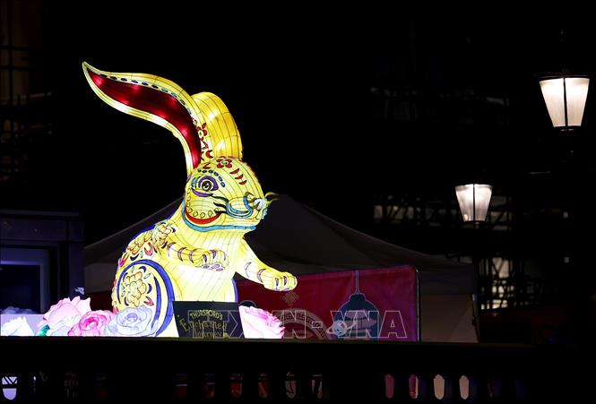 Đèn lồng hình thỏ được trưng bày mừng Năm mới Quý Mão 2023 tại London, Anh. Ảnh: THX/TTXVN