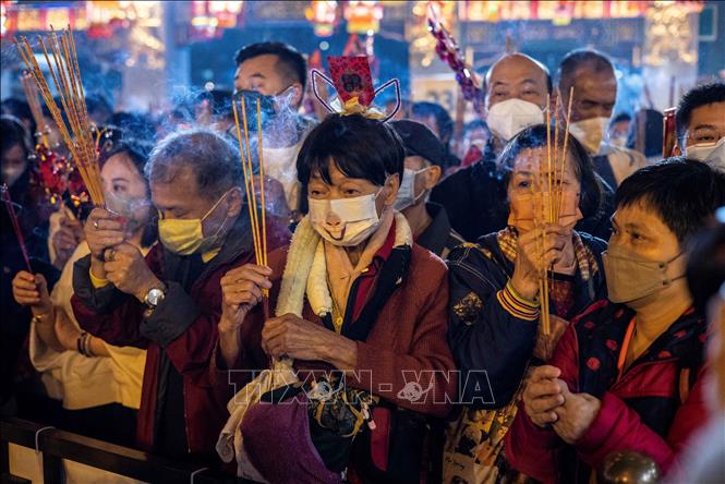 Người dân đi lễ chùa vào ngày đầu Năm mới Quý Mão 2023 ở Hong Kong, Trung Quốc, ngày 21/1/2023. Ảnh: AFP/TTXVN