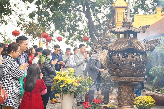 Đông đảo người dân đi lễ chùa ngày đầu năm ở chùa Trấn Quốc (Hà Nội). Ảnh: Khánh Hoà - TTXVN