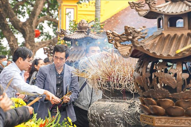 Người dân đi lễ chùa ngày đầu năm ở chùa Trấn Quốc (Hà Nội). Ảnh: Khánh Hoà - TTXVN