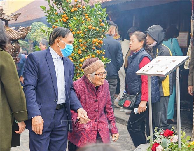 Đi chùa đầu năm đã trở thành một thói quen của người Việt. Ảnh: Khánh Hoà - TTXVN