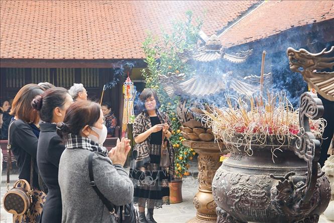 Người dân đi lễ chùa ngày đầu năm mới Quý Mão ở chùa Trấn Quốc (Hà Nội). Ảnh: Khánh Hoà - TTXVN
