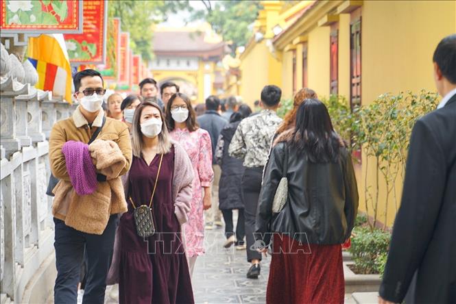Đông đảo người dân đi lễ chùa ngày đầu năm ở chùa Trấn Quốc (Hà Nội). Ảnh: Khánh Hoà - TTXVN