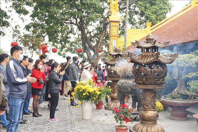 Đông đảo người dân đi lễ chùa ngày đầu năm mới Quý Mão ở chùa Trấn Quốc (Hà Nội). Ảnh: Khánh Hoà - TTXVN