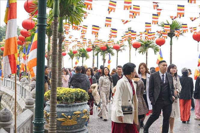 Đi chùa lễ Phật đầu năm đã trở thành nét văn hóa truyền thống, một thói quen trong đời sống tinh thần của nhiều người Việt. Ảnh: Khánh Hoà - TTXVN