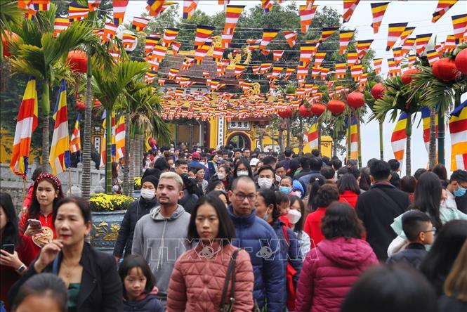People visit Tran Quoc pagoda on the first day of Lunar New Year. VNA Photo: Tuấn Đức