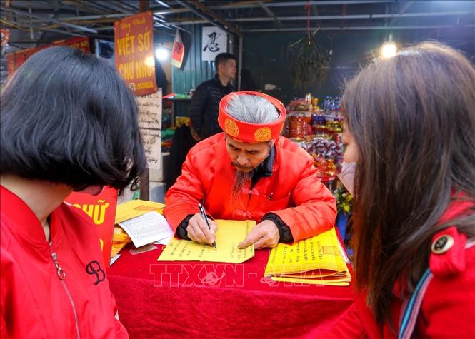 People in Hanoi visit Tay Ho Temple to ask for “cau doi” (calligraphic couplets). VNA Photo: Tuấn Đức