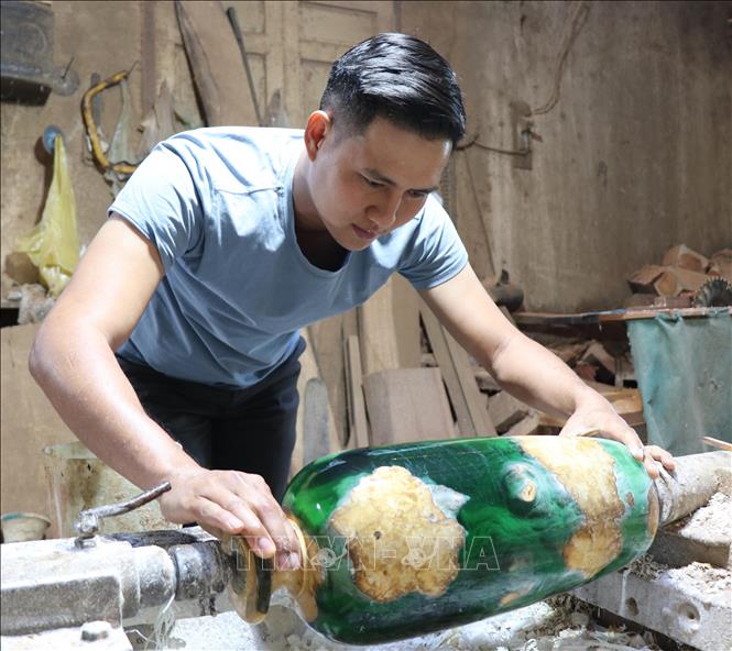 Trong ảnh: Sản phẩm Wood Resin qua công đoạn mài giũa. Ảnh: Hồng Điệp - TTXVN