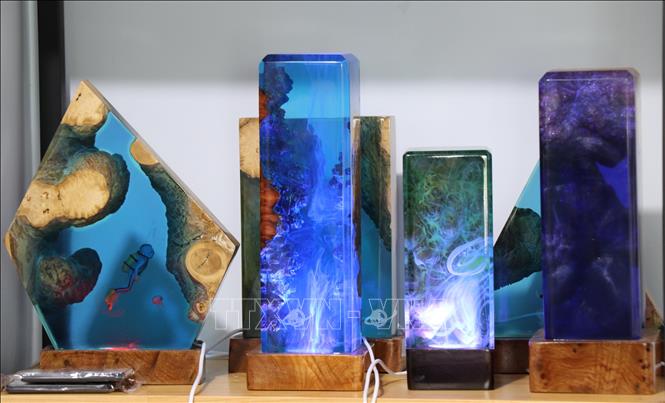 Trong ảnh: Đèn ngủ Wood Resin do anh Nguyễn Quyết Thắng thực hiện được khách hàng nước ngoài yêu thích. Ảnh: Hồng Điệp - TTXVN