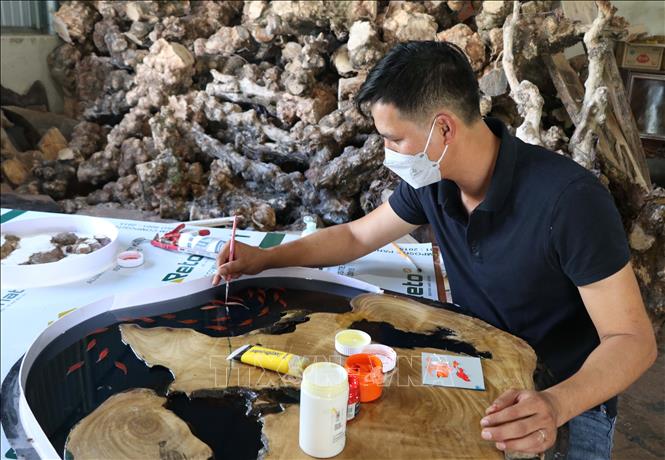 Trong ảnh: Các sẩn phẩm Wood Resin được thực hiện qua nhiều công đoạn rất tỉ mỉ, công phu cần sự tập trung của người làm. Ảnh: Hồng Điệp - TTXVN